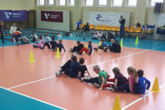 Bērni sporta zālē piedalās neparastā stafetē