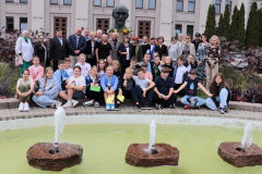 5.b klase un Raiņa dzimšanas dienas ziedu nolikšanas organizētāju kopbilde pie parka strūklakas.