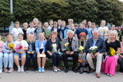 5.b klase un Raiņa dzimšanas dienas ziedu nolikšanas organizētāju kopbilde