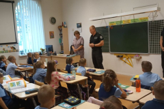 Divi policisti stāsta 1.a klasei par ceļu satiksmes drošību