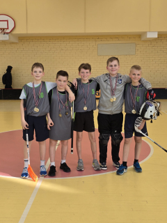 Daugavpils Vienbas pamatskolas flobola komandas kopbilde ar medaļām