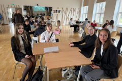 Mūsu parlaments sēž pie galda parlamentu saliedēšanas pasākumā