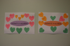 Divi plakāti kur bērni aplīmējuši ar sirsniņām kur uzrakstīja cik skaista ir Latvišu  valoda.
