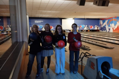 4 meiteņu kopbilde bowlinga zālē