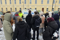 Bērni savākušies arā pie policijas busiņa