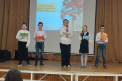 Skolēni uz skatuves dzied uz skatuve
