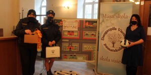 Valsts policija apbalvo Daugavpils Vienības pamatskolas audzēkņus.