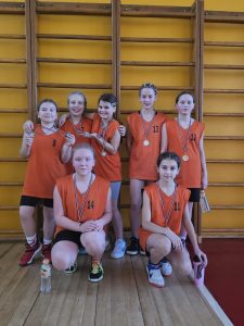 Daugavpils Vienības pamatskolas meiteņu komanda pozē ar savām medaļām