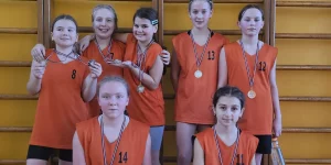 thumbnail: Daugavpils Vienības pamatskolas meiteņu komanda pozē ar savām medaļām