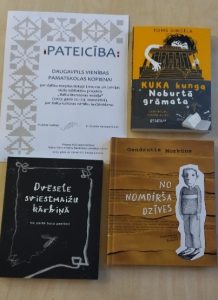 Uz galda atrodas trīs grāmatas un pateicība mūsu skolai par dalību starptautiskajā Latvijas un Lietuvas skolu bibliotēku projektā "Baltu literatūras nedēļā".