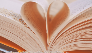 Grāmata kuras lappuses izveido sirdi
