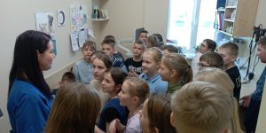 Bērni klausās ārsti viņas kabinetā