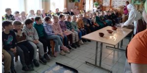 Bērni klausās par maizes pagatavošanu