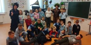 Bērnu kopbilde ar teātra dalībniekiem