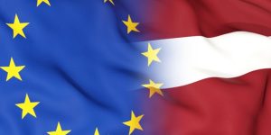 Eiropes karogs un Latvijas karogs saplūst kopā