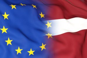 Eiropes karogs un Latvijas karogs saplūst kopā