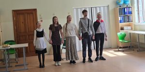 6. klases skolnieki uzstājas 5. klases priekšā
