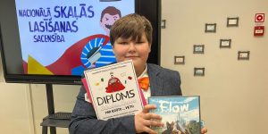 Rolands ar diplomu par iegūto 2. vietu skaļās lasīšanas sacensībās un filmas "flow" disku
