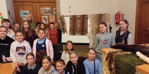 Klase pozē ar vairākām konfiscētām kontrabandas lietām
