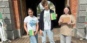 Daugavpils Vienības pamatskolas komanda "Gurķīši" pozē ar iegūto atzinību