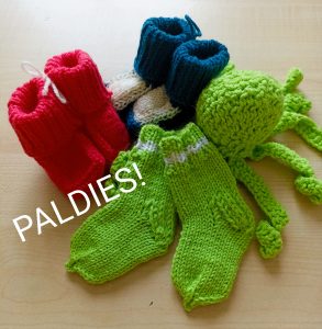3 pāri izadītas zeķītes sarkanā, zilā un zaļā krāsā un zaļa krāsā izadīta bumbiņa