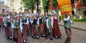 Daugavpils folkloras kopa dzīsmīte gajienā ar savu baneri