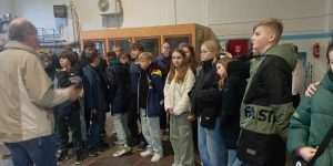 6. klase klausās kā instruktors viņiem stāsta par "Daugavpils Siltumtīklu" ēku