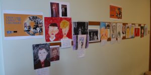 Siena ar bērnu zīmējumiem kur viņi uzzīmēja vēsturiskas bildes no savas ģimenes