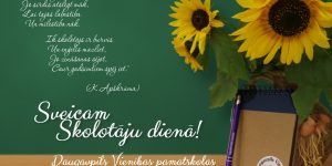 Kartiņa ar saulespuķi un Vienības pamatskolas kladīti un tekstu: "Ik skolotājs ir burvis, Jo sirds aslēgt māk, Lai tajās labestība un mīlestība nāk. Ik skolotājs ir burvis un enģelis mazliet, jo zināšanas sējot, caur gadsimtiem spēj iet" (K.Apškrūma) Sveicam skolotāju dienā! Daugavpils Vienības pamatskolas kolektīva vārdā R. Anspoka.