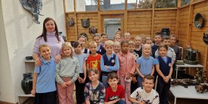 2.b klases kopbilde ar skolotāju māla centrā