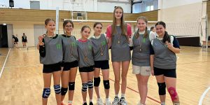 Daugavpils Vienības pamatskolas meiteņu volejbola komanda ar medaļām