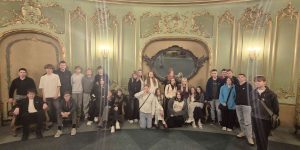 8 klašu kopbilde glaunā ēka