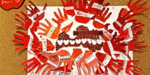 Kompozīcija Latvijai ar Roku izgriezumiem uz kuriem ir uzrakstīti novēlējumi Latvijai