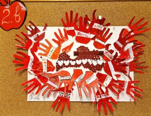 Kompozīcija Latvijai ar Roku izgriezumiem uz kuriem ir uzrakstīti novēlējumi Latvijai