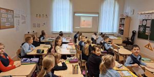 Bērni klasē skatās prezentāciju