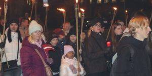 Mūsu skolas skolēni un viņu vecāki iet ar lāpām