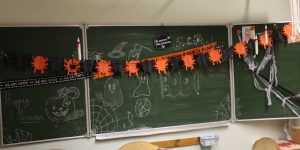 5.c klases tāfele izrotāta ar helovīna dekorācijām