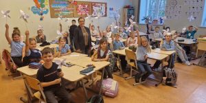 2 klase ar paštiasītajām vējdzirnavām un skolotāju Anfisu Labuti