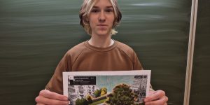 Skolēns tur ielas skata attēlu kuru viņš uzlaboja