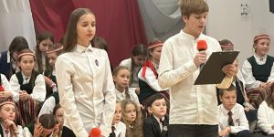 Skolas padomes locekļi Latvijas neatkarības dienas koncertā dot runu