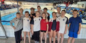 Daugavpils Vienbas pamatskolas peldēšanas komandau kopbilde pie baseina