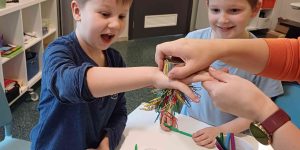 Bērns brīnās par magnētismu