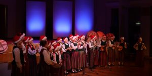 Folkloras ansamblis "Dzīsmeite" dzied uz skatuves