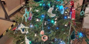 Ziemassvētku eglīte ar bērnu veidotajiem rotājumiem