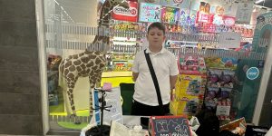 Danila Sidorenko pie sava galdiņa Ditton tirdziņā