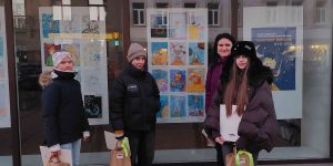 Konkursa uzvarētājas ar skolotāju pie attēliem