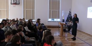 Anastasija Samoilova runā priekšā skolēniem