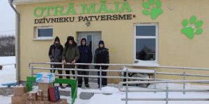 Daugavpils Vienības pamatskolas skolēnu līdzpārvalde stāv priekša dzivnieku patversmei "Otrās mājas"