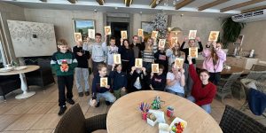 Bērni tur burtus kas veido teikumu "Piparkūkas silenē"