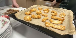 Ceptas siera nūjiņas uz paplātes